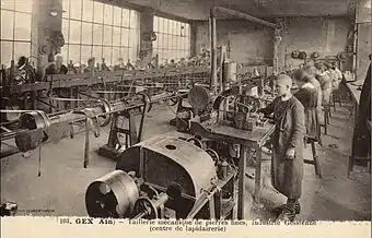 Atelier de taillage de pierres à Gex vers 1900.
