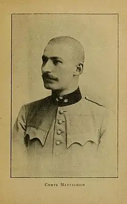 photographie de Geza Mattachich, en buste et en uniforme, les cheveux coupés à ras et portant une moustache fournie.