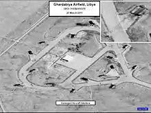 Vue en noir et blanc de la base libyenne de Ghardabiya après un bombardement par des B-2.