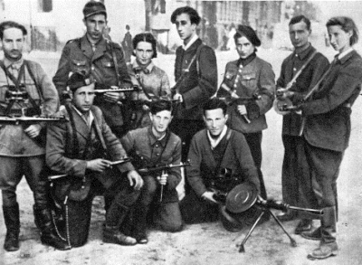 Résistants juifs à la libération du ghetto de Vilnius en juillet 1944 : Abba Kovner, Vitka Kempner, Pascha Reichmann.
