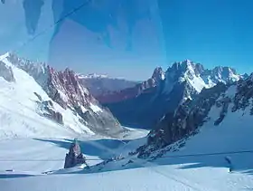 Vue du glacier du Tacul donnant naissance à la Mer de Glace (au centre, se dirigeant vers la gauche).