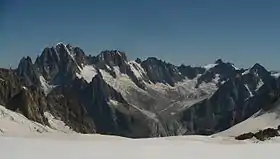 Vue du glacier de Talèfre dominé par l'aiguille Verte (à gauche) et l'aiguille de Triolet (à droite).