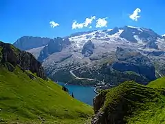 Le lac de Fedaia au pied du glacier.