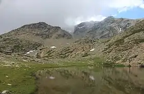 Le lac de Ghjarghje Rosse avec au fond le Capu a u Verdatu (2 583 m)