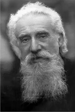 Photo en noir et blanc d'un visage de vieillard à longue chevelure et barbe blanches