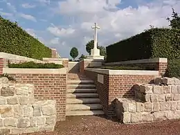 Ghissignies Britsh Cemetery, entrée et Croix du sacrifice.