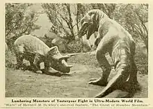 Carte postale en noir et blanc : sur la gauche, un tricératops, à quatre pattes, comme sur le point de charger ; à droite, de dos, un tyrannosaure dressé en position d’attaque.