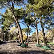 Vue de bancs du parc.