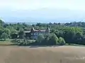 Maison de Coulom, vue de la halle, avec la chaîne des Pyrénées