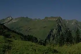 Vue du Berggächtle entre le Giebel (droite) et le Schneck (extrémité gauche), depuis le Roßkopf.