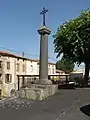 Colonne surmontée d'une croix.