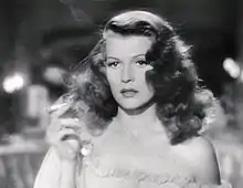 Image en noir et blanc présentant une femme fumant une cigarette.