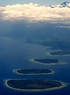 Les trois Gili vues du ciel. Du bas vers le haut : Trawangan, Meno et Air.