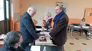 Gilles Grévin, maire depuis 1995, votant lors de l’élection du 15 mars 2020.