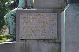 Plaque pour le casque bleu Alain Debatty sur le monument aux morts.