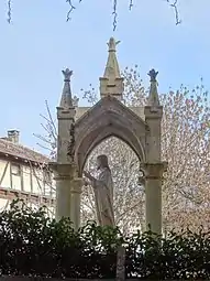 Statue à côté de l’église.