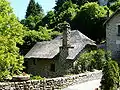 Le pont à péage et la maison au toit de chaume.