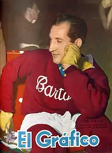 Une en couleur du magazine El Gráfico présentant un cycliste vêtu d'une combinaison rouge, en position assise, la main gauche soutenant la tête.
