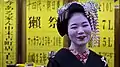 Coiffure de mai d'une maiko avec kanzashi de glycine.