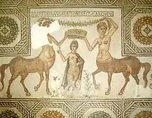 Deux Centauresses couronnent la déesse Vénus et tiennent au-dessus d'elle une guirlande.