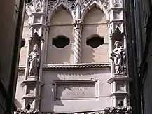 Statues de justice et de charité sur la façade de la Loggia