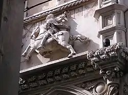 La statue des armoiries civiques vue de la Via degli Aranci, clés décussées et lambel sont visibles, apposés sur les armoiries après la fin de l'autonomie de la République d'Ancône
