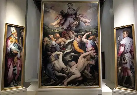 Trois tableaux qui ne sont pas intégrés dans un retable. Tableau du centre : une foule regarde la Vierge dans le ciel - Tableaux latéraux : un personnage en pied