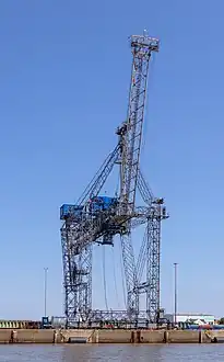 Une grue, dite girafe, sur un quai au bord de la Weser à Bremerhaven. Elle a été construite en 1976 par Peiner Träger (de).  Sa hauteur est de 54m. Juin 2022.