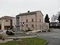 La mairie et le monument aux morts (2016).