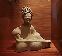 Joueuse de cithare chinoise, guqin. Mingqi (statuette funéraire tenant compagnie au mort). Terre cuite, 46 x 44 cm.. Han de l'Est (25 - 220 de notre ère)