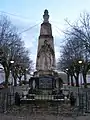 Le monument aux morts sur une place près de la RD 1113 (janv. 2010).