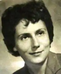 Photo noir et blanc d'une tête de jeune femme souriante