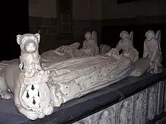 Sur le tombeau de François II (cathédrale de Nantes), où le lévrier est le symbole de la fidélité