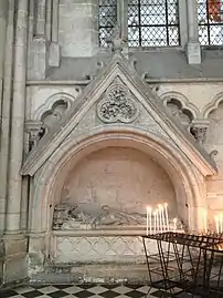 Enfeu de Gérard de Conchy, avec son gisant disposé sous un dais et un fronton à fleurons orné d'un médaillon trilobé, cathédrale Notre-Dame d'Amiens.