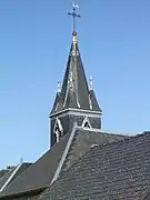 Le clocher et les toits de l'église.