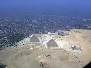 Vue aérienne du Sphinx à l'orée de la ville de Gizeh.