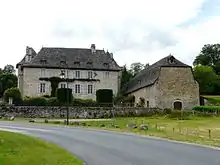 Le château de La Grillère et sa grange.