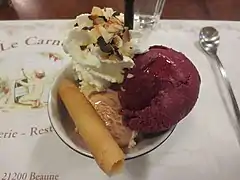 Glace ou sorbet au pain d'épices, pêche de vigne, fruits rouges (cassis, cerises, raisins, mûres)…