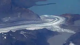 Le glacier Viedma plongeant dans le lac Viedma.