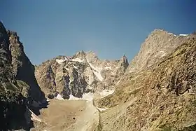 Pic Coolidge depuis le chemin du glacier Blanc, au-dessus du village d'Ailefroide. À sa droite, la barre des Écrins.