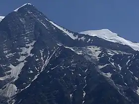 Vue depuis le parc animalier de Merlet au nord de l'aiguille du Goûter avec à ses pieds le glacier de la Griaz, au fond l'aiguille de Bionnassay englacée.