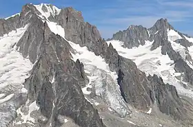 Le glacier du Milieu dominé par l'aiguille d'Argentière vus depuis le glacier des Rognons au nord-ouest.