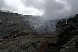 Un front de glacier dans les nuages