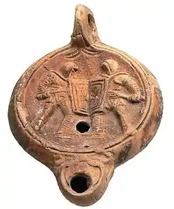 Lampe à huile romaine en terre cuite avec décor de gladiateurs (musée romain-germanique de Cologne).