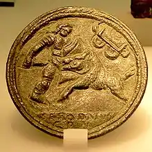 Médaillon en bronze représentant le combat d'un gladiateur contre un sanglier