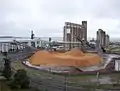 Silos de stockage sur le front de mer de Gladstone.