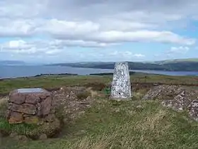 Pilier de triangulation au point culminant de l'île