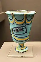 Calice en verre de Thoutmôsis III, le plus ancien récipient en verre (datation probable 1450 av. J.-C.)