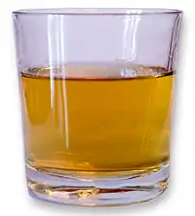 Photographie en gros plan d'un verre contenant du whisky.