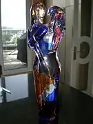 Glassy embrace, une sculpture de verre représentant un câlin.